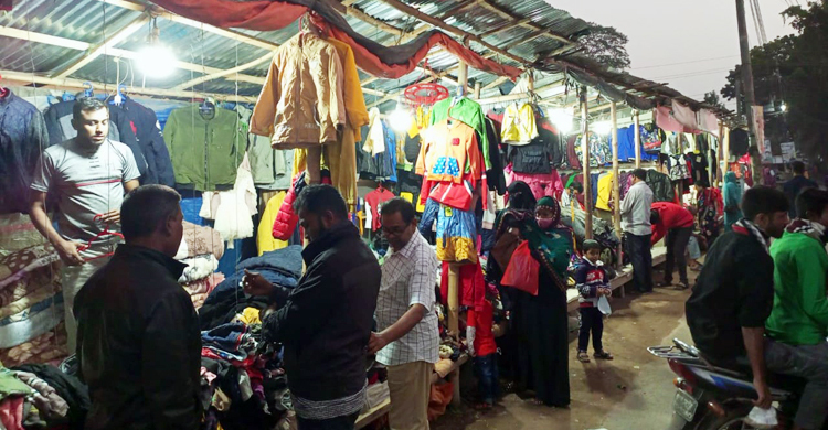 পিরোজপুরে জমে উঠেছে পুরোনো শীতবস্ত্রের দোকান