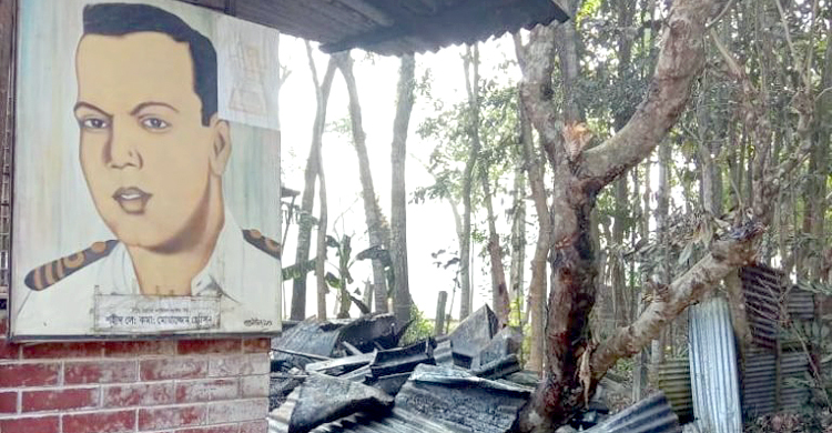 শহীদ মোয়াজ্জেম হোসেনের বাড়িতে আগুন