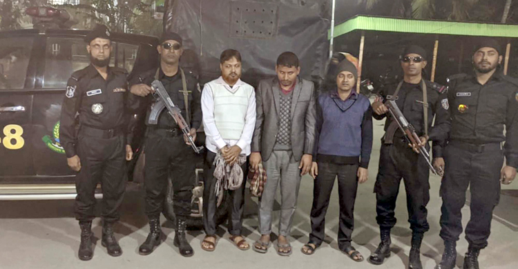 ডাক্তার পরিচয় দিয়ে চিকিৎসা, তিনজন ধরা