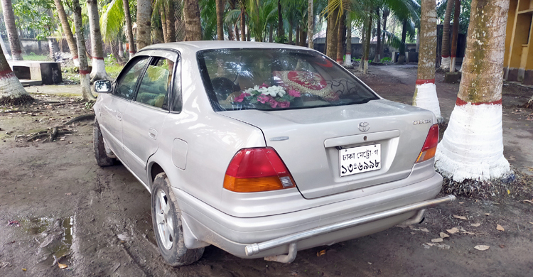 প্রাইভেটকারে অচেতন কলেজছাত্রী, তিনজন ধরা