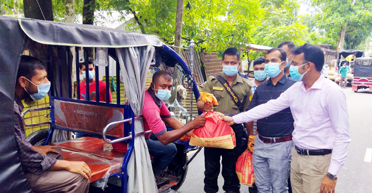 জরিমানা নয়, খাদ্য সামগ্রী দিয়ে অটোচালকদের বাড়ি পাঠালেন ইউএনও