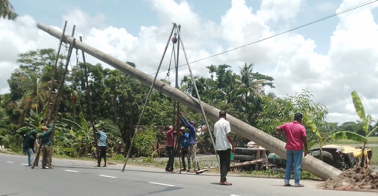 বৈদ্যুতিক খুঁটিতে ট্রাকের ধাক্কা, ১৩ ঘণ্টা বিদ্যুৎহীন পিরোজপুর