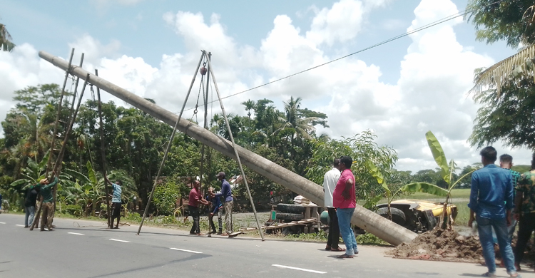 বৈদ্যুতিক খুঁটিতে ট্রাকের ধাক্কা, ১৩ ঘণ্টা বিদ্যুৎহীন পিরোজপুর