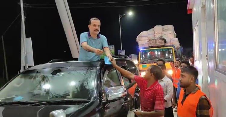 উদ্বোধনের পর বঙ্গমাতা সেতুতে নামাজ পড়লেন আওয়ামী লীগ নেতা