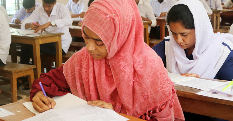 মায়ের মরদেহ বাড়িতে রেখে পরীক্ষা দিলো শারমিন