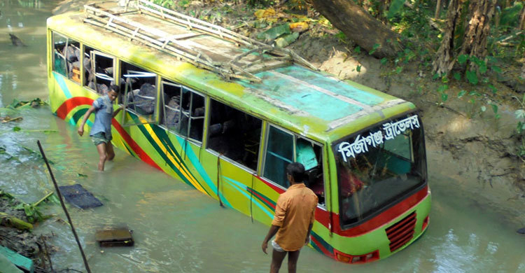 ট্রাকের ধাক্কায় ৪০ যাত্রী নিয়ে বাস খাদে