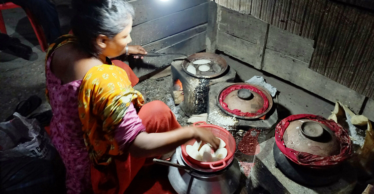 শীত না পড়তেই ফুটপাতে পিঠা বিক্রির ধুম