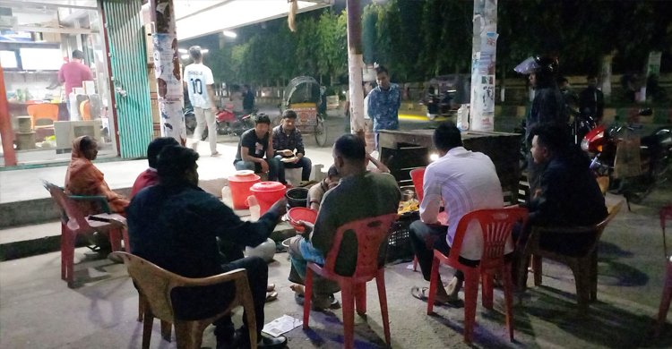 রাজবাড়ীর ফুটপাতে পিঠা বিক্রির ধুম