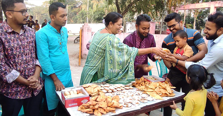 ঝালকাঠিতে পথশিশুদের নিয়ে পিঠা উৎসব