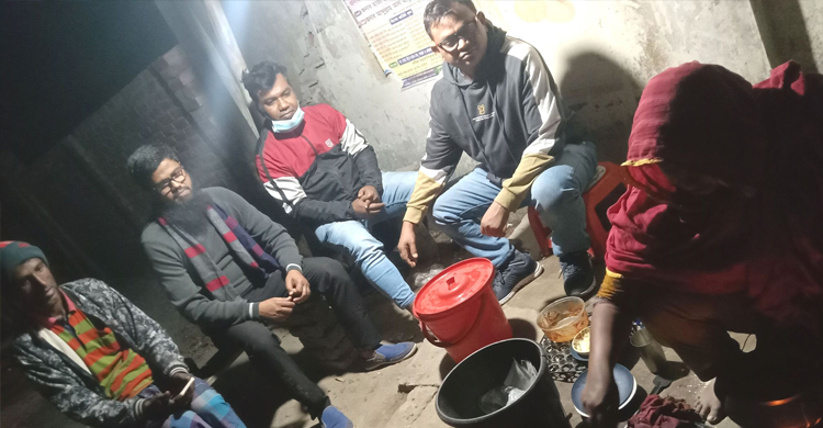 সন্ধ্যা হলেই পিঠা বিক্রির ধুম পড়ে রূপগঞ্জের রাস্তায়