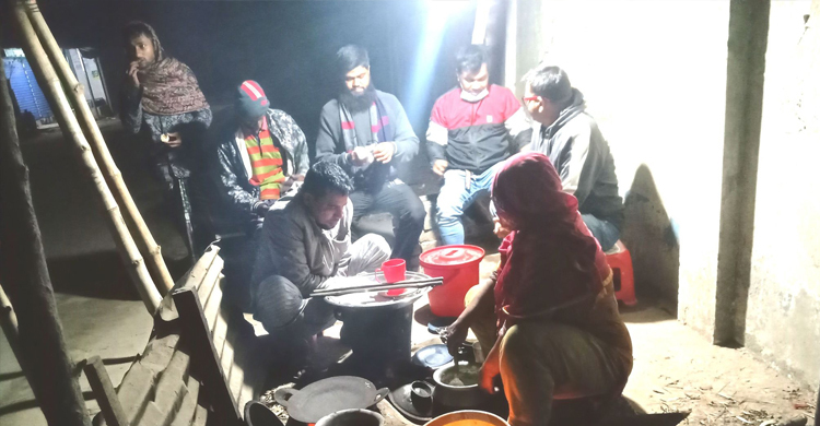 সন্ধ্যা হলেই পিঠা বিক্রির ধুম পড়ে রূপগঞ্জের রাস্তায়