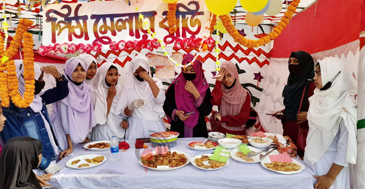 দেশীয় সংস্কৃতির সঙ্গে তরুণ প্রজন্মকে পরিচয় করাতে পিঠা উৎসব