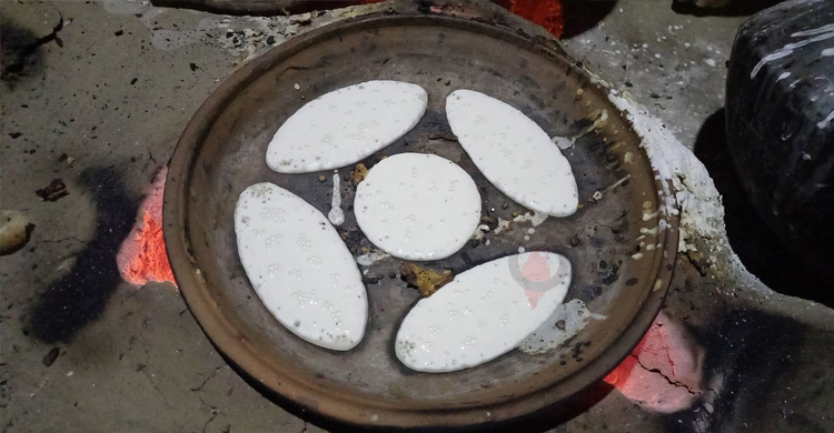 রাজবাড়ীর ফুটপাতে পিঠা বিক্রির ধুম