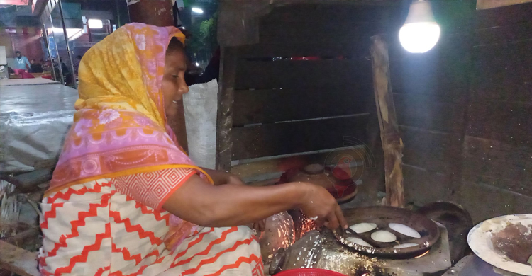 রাজবাড়ীর ফুটপাতে পিঠা বিক্রির ধুম