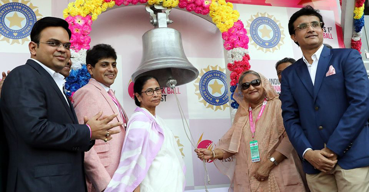 ঘণ্টা বাজিয়ে ‘গোলাপি টেস্ট’ উদ্বোধন করলেন হাসিনা-মমতা