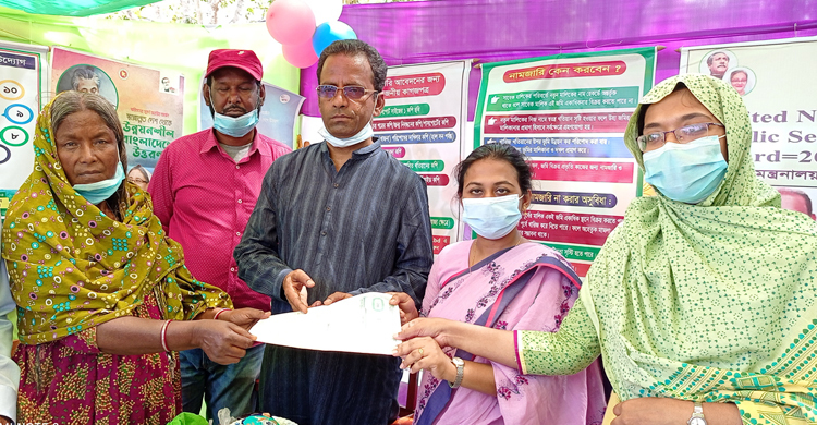 প্রধানমন্ত্রীর আশ্রয়ণ প্রকল্পে জমি দিলেন গৃহহীন মমতাজ বেওয়া