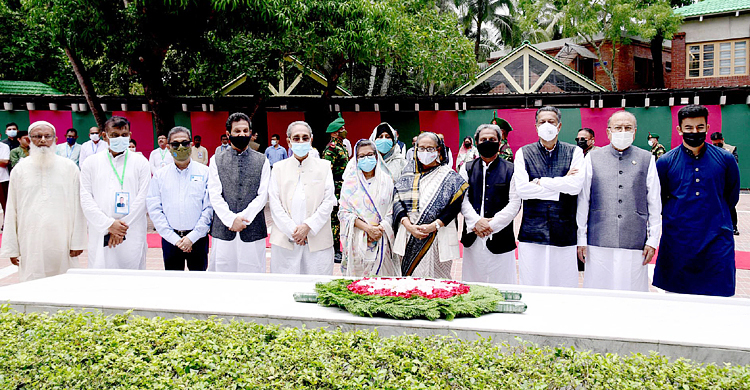 ছোটবোনকে নিয়ে বঙ্গবন্ধুর সমাধিতে প্রধানমন্ত্রীর শ্রদ্ধা