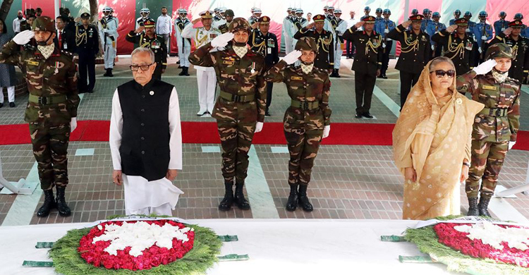 বঙ্গবন্ধুর সমাধিতে রাষ্ট্রপতি ও প্রধানমন্ত্রীর শ্রদ্ধা