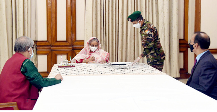 ৭ মার্চের স্মারক ডাকটিকিট অবমুক্ত করলেন প্রধানমন্ত্রী