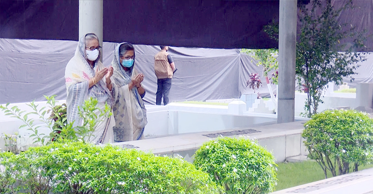 বনানীতে পরিবারের সদস্যদের কবরে বঙ্গবন্ধুর দুই মেয়ের শ্রদ্ধা