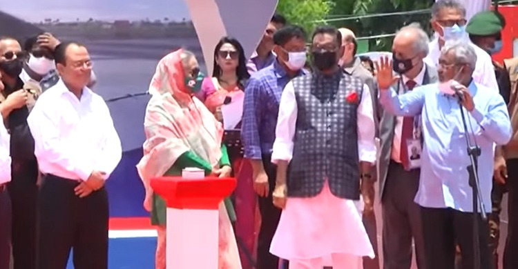 প্রধানমন্ত্রীর পা ছুঁয়ে সালাম করলেন সৈয়দ আবুল হোসেন