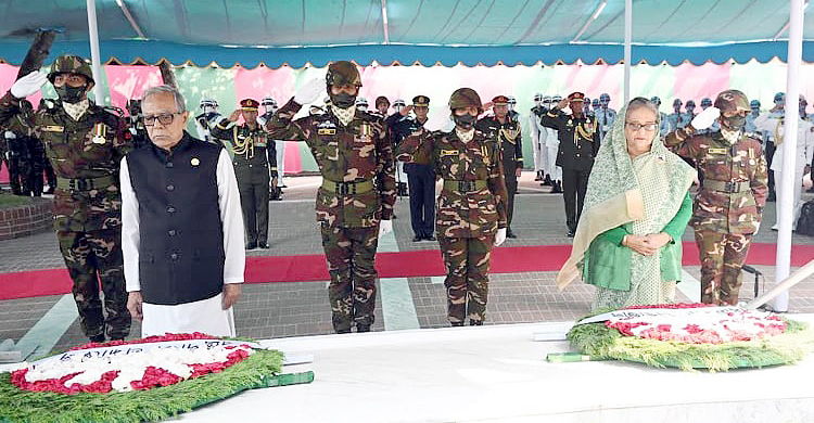 টুঙ্গিপাড়ায় বঙ্গবন্ধুর সমাধিতে রাষ্ট্রপতি-প্রধানমন্ত্রীর শ্রদ্ধা