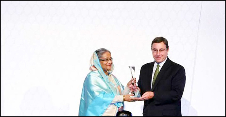 শেখ হাসিনার ঝুলিতে অর্ধশতাধিক পদক-পুরস্কার-ডিগ্রি