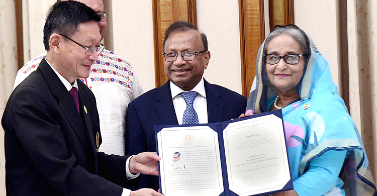 ‘পল্লী উন্নয়ন’ পদক পেলেন প্রধানমন্ত্রী