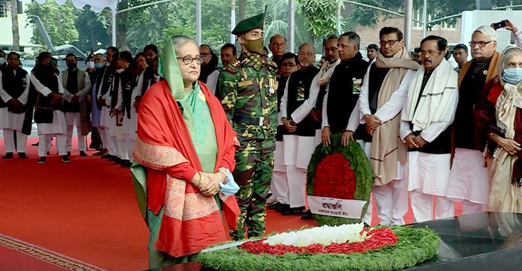 মহান বিজয় দিবসে বঙ্গবন্ধুর প্রতিকৃতিতে প্রধানমন্ত্রীর শ্রদ্ধা