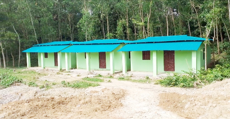 আশ্রয়ণের ঘর আপন হাতে গড়েছেন যে চেয়ারম্যান