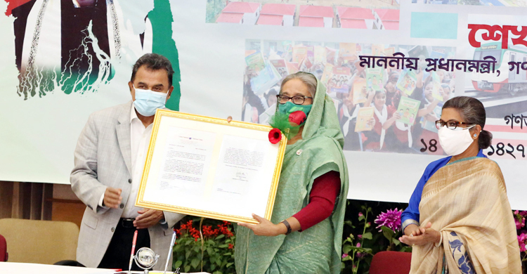 এলডিসি থেকে উত্তরণের সুপারিশ তুলে দেয়া হলো প্রধানমন্ত্রীর হাতে