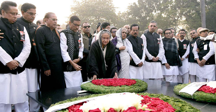 শ্রদ্ধা-ভালোবাসায় জাতির সূর্যসন্তানদের স্মরণ
