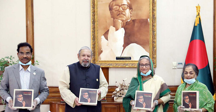 ‘শেখ মুজিব : এ নেশনস ফাদার’ বইয়ের মোড়ক উন্মোচন