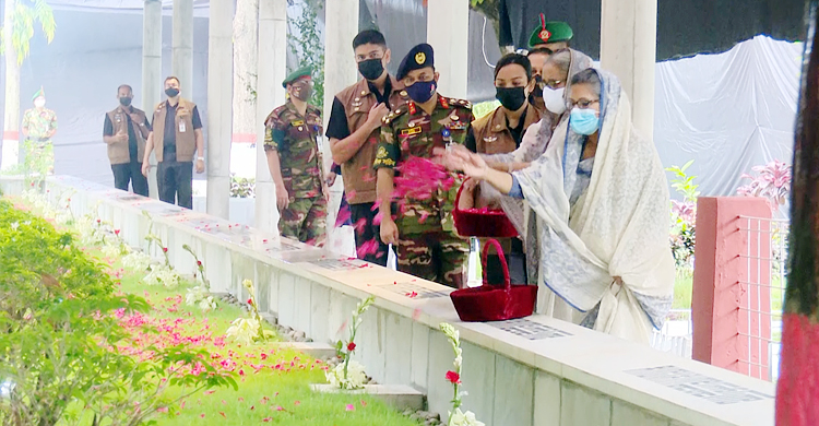 বনানীতে পরিবারের সদস্যদের কবরে বঙ্গবন্ধুর দুই মেয়ের শ্রদ্ধা
