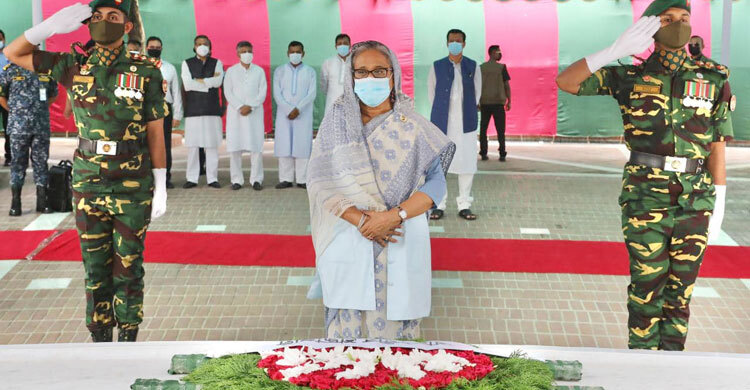 PM, family members offer prayers at Bangabandhu’s mazar