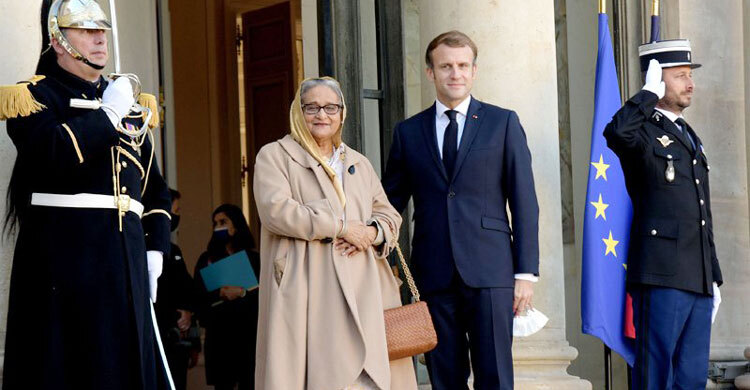 PM accorded warm reception at Elysee Palace in Paris