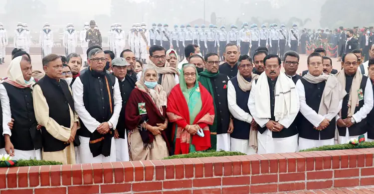 শ্রদ্ধা জানাতে স্মৃতিসৌধে সর্বসাধারণের ঢল