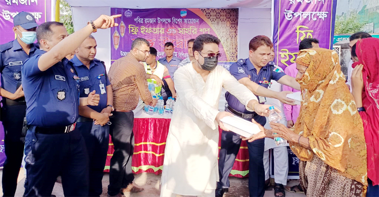 হাসপাতালের রোগীদের ইফতার-সেহরি দিচ্ছে পুলিশ