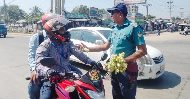 সড়ক আইন মেনে চলায় চালকদের শুভেচ্ছা জানালো ট্রাফিক পুলিশ