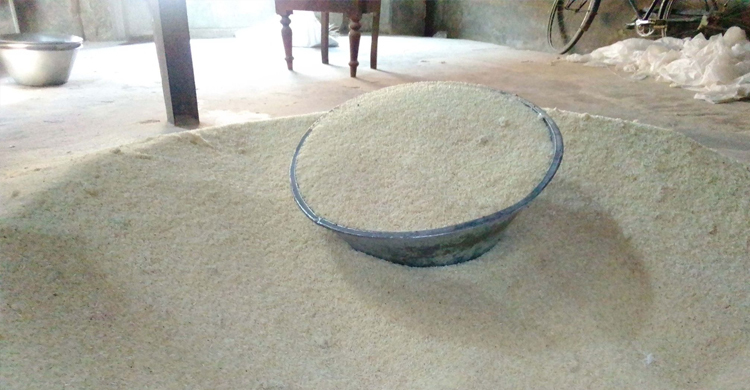 পচা চাল পলিশ করে বাজারজাত, ব্যবসায়ীর জরিমানা