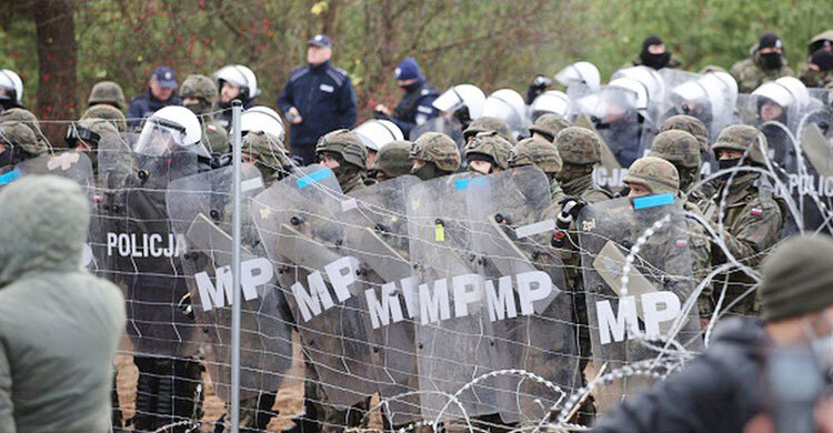 Poland blocks hundreds of migrants at Belarus border