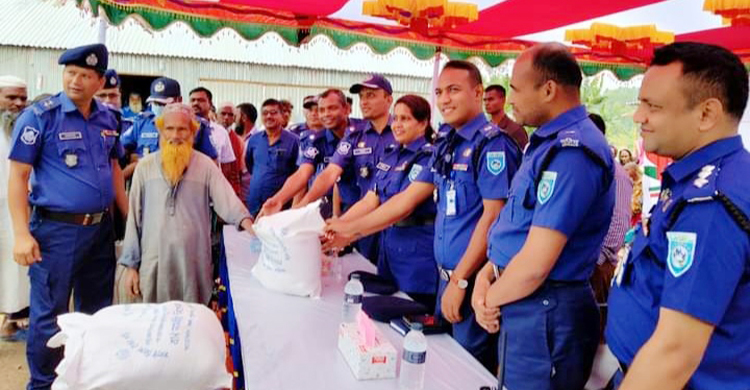 দুর্গম চরাঞ্চলে জেলা পুলিশের খাদ্যসামগ্রী বিতরণ