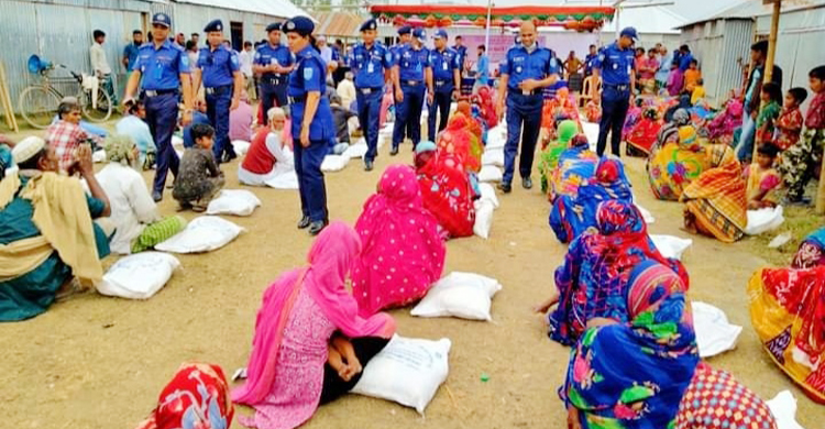 দুর্গম চরাঞ্চলে জেলা পুলিশের খাদ্যসামগ্রী বিতরণ