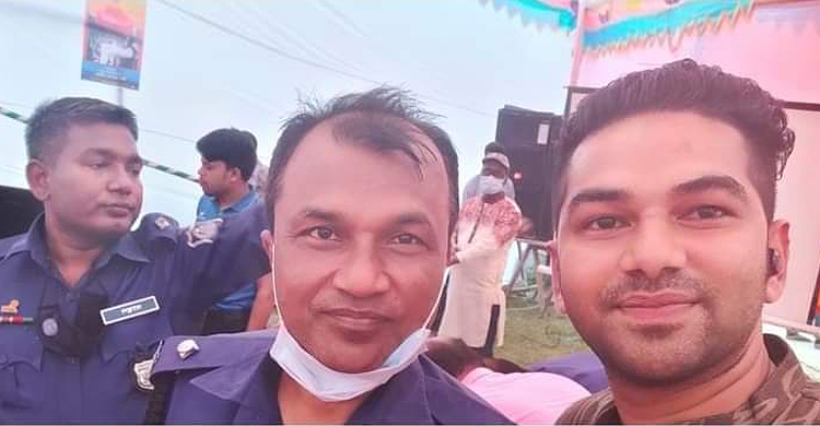 আসামিদের সঙ্গে ছবি তুলে বিপাকে ওসি