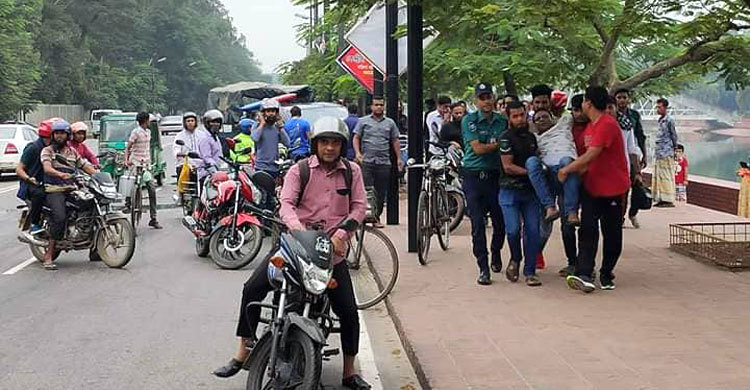 বাঁচাতে গিয়ে বিপদে পুলিশ