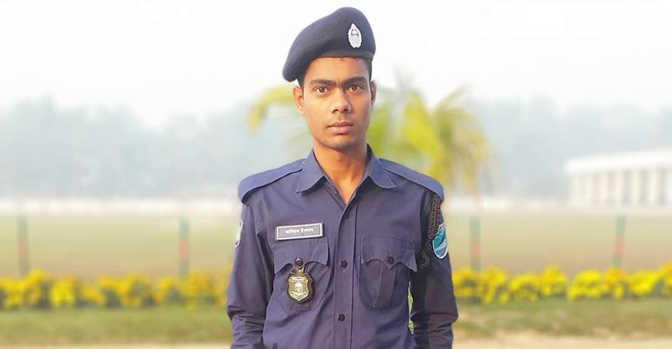 ডিউটিরত পুলিশকে চাপা দিয়ে পালিয়ে গেল পিকআপ