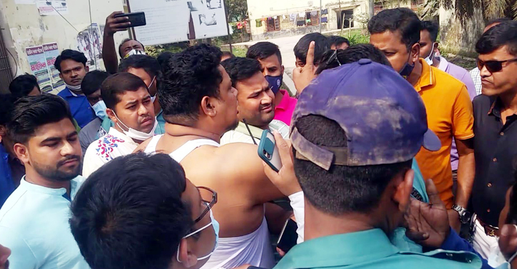 তিনি পেটালেন অটোচালককে, ধাক্কা দিয়ে ফেললেন পুলিশ সদস্যকে