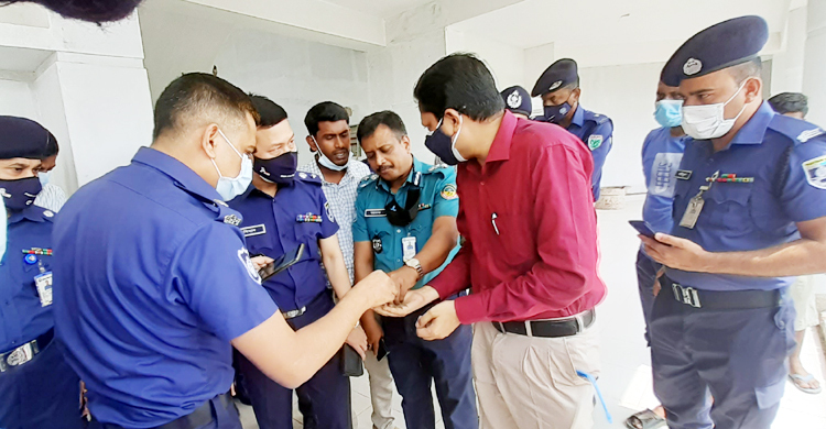 টাইলস বসাতে মাটির ব্যবহার : তদন্ত দলের সেই থানা ভবন পরিদর্শন