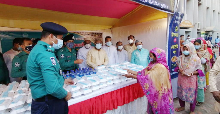 দিনে ৩০০ মানুষকে বিনামূল্যে সাহরি-ইফতার দিচ্ছে পুলিশ