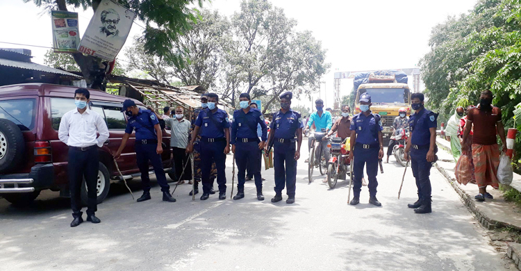দিনাজপুরে লকডাউন বাস্তবায়নে লাঠি হাতে পুলিশ